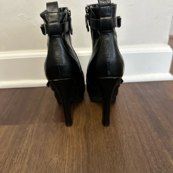Vera Wang Booties - Picture 5 of 7